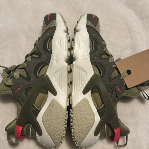 Nike huaraches. Green and pink. NWT Size 6.5 women’s - Picture 5 of 6